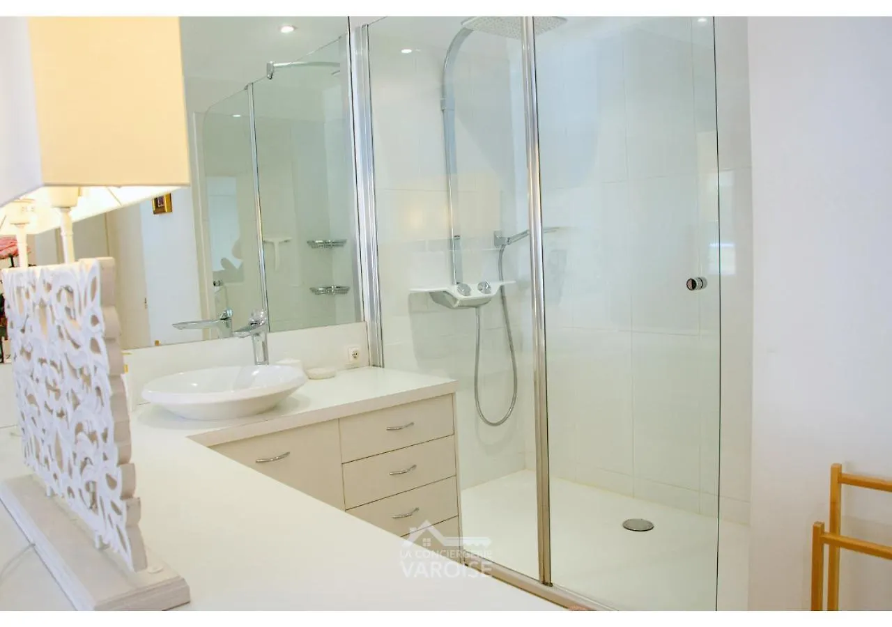 Les Gregoriennes T2 Hyeres Centre-Terrasse-Parking-Wifi Apartment
