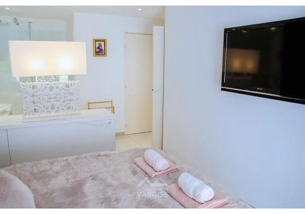 Les Gregoriennes T2 Hyeres Centre-Terrasse-Parking-Wifi Apartment