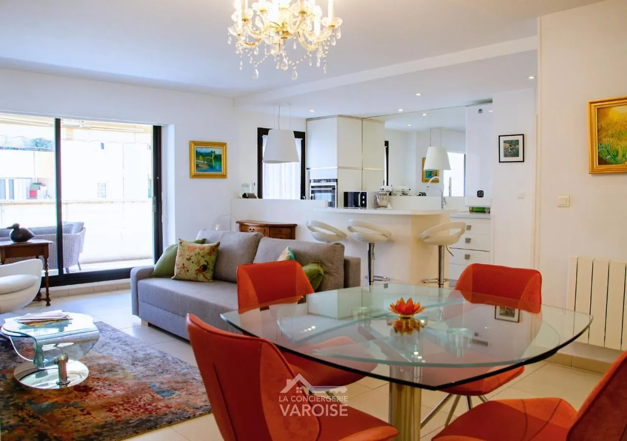 Les Gregoriennes T2 Hyeres Centre-Terrasse-Parking-Wifi Apartment 0*,  France