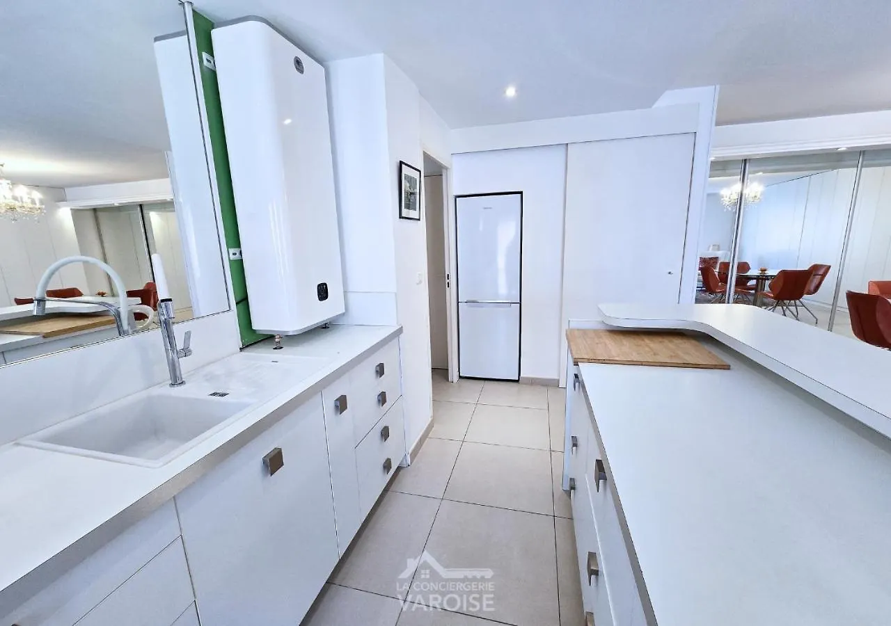 Les Gregoriennes T2 Hyeres Centre-Terrasse-Parking-Wifi Apartment