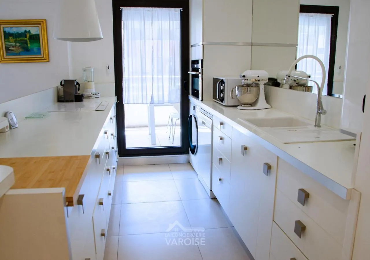 Les Gregoriennes T2 Hyeres Centre-Terrasse-Parking-Wifi Apartment 0*,