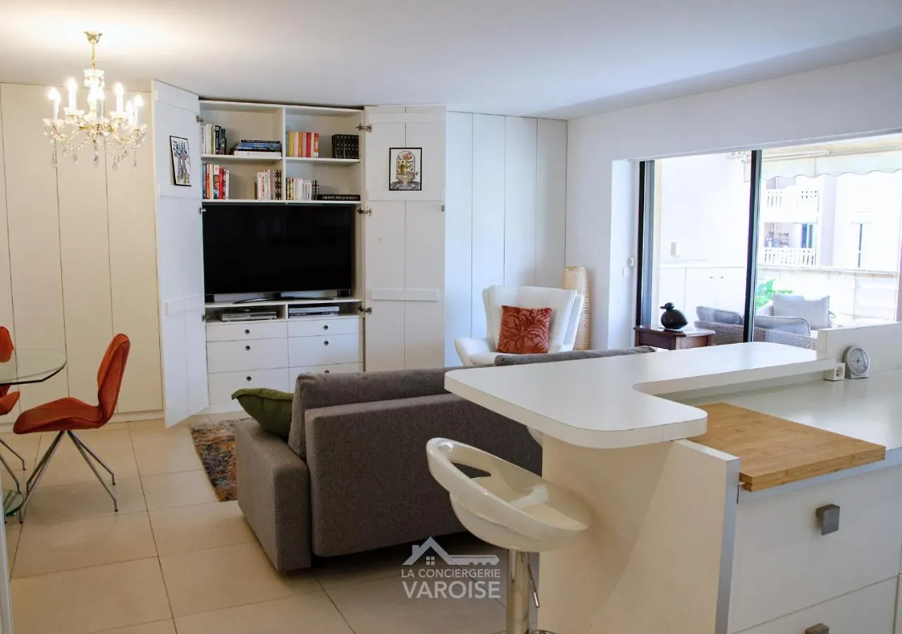 Les Gregoriennes T2 Hyeres Centre-Terrasse-Parking-Wifi Apartment