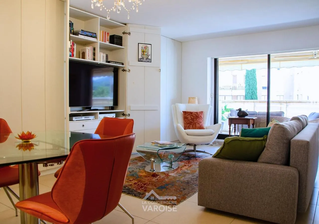 Les Gregoriennes T2 Hyeres Centre-Terrasse-Parking-Wifi Apartment